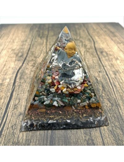 Pyramide orgonite bouddha n°11    8x8cm