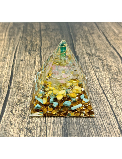 Pyramide Orgonite n°8     5x5cm