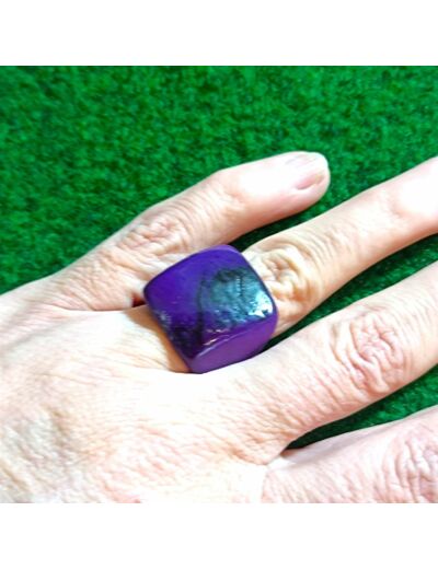 Bague violette en ivoire végétal