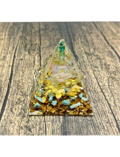 Pyramide Orgonite n°8     5x5cm