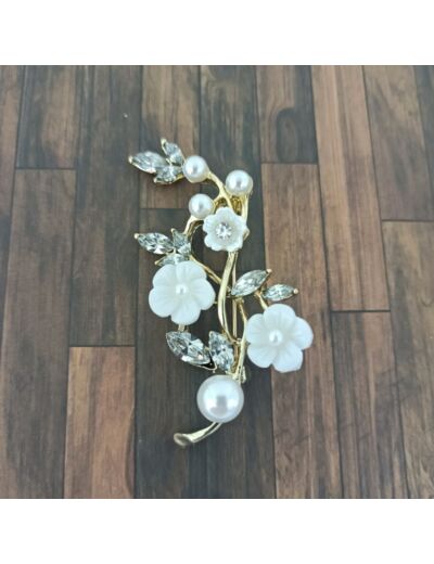 Broche à fleurs blanches et strass