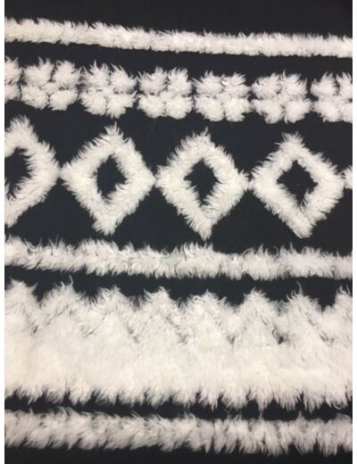 Tissu laine noire décors ethnique fourrure blanche